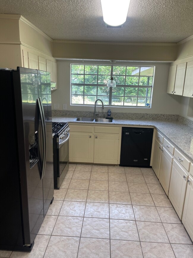 Building Photo - 604 Kees Cir