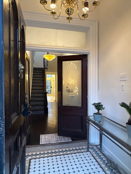 Building Photo - 615 W Market St