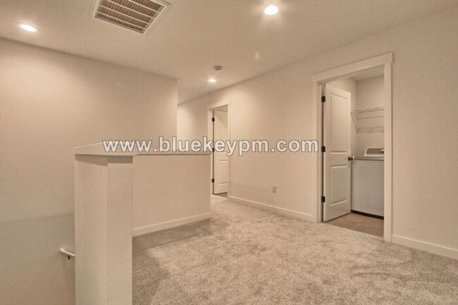 Building Photo - 3 Bed, 2.5 Bath Townhome in Near WSU and L...