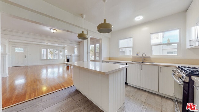 Primary Photo - 1436 S Norton Ave