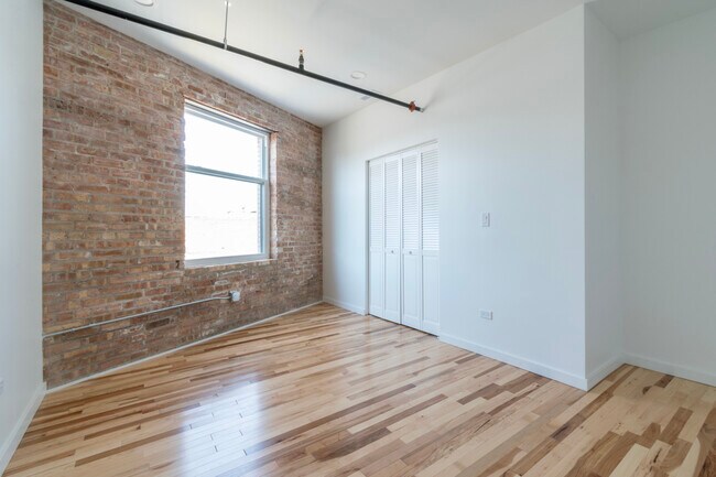 Building Photo - 2202 Lombard Ave