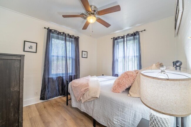 Building Photo - 614 E Brushy Valley Dr