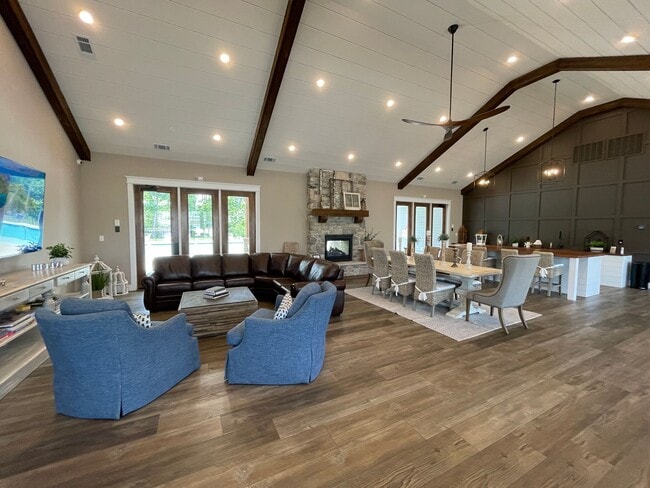 Building Photo - Wren | 3 Bed 2.5 Bath | Garage | 1729 sf | $2831 - $3114 | 8, 9, 10, 12, 14, and 15 month lease t...