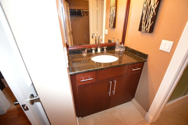 Building Photo - Meridian 2 BED|2BA FURNISHED CONDO 1 BLOCK...