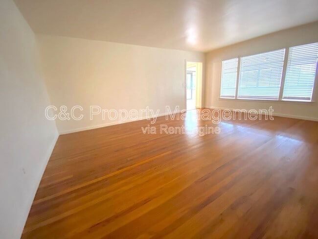 Building Photo - 429 Reindollar Ave