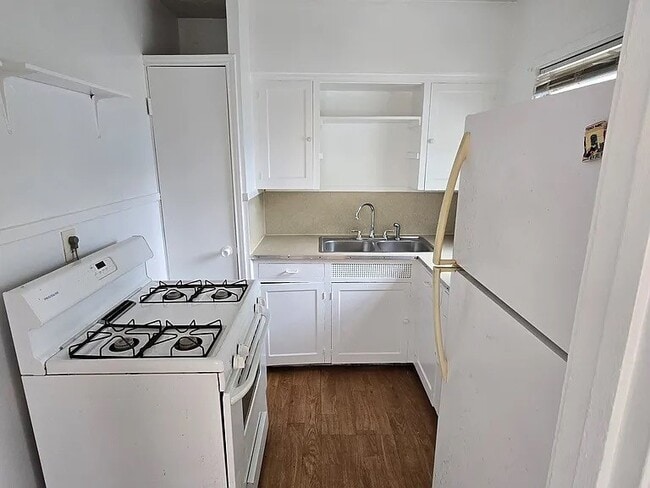 Building Photo - 215 Park St