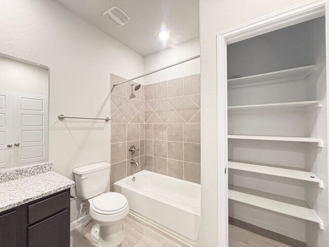 Building Photo - Stunning New Duplex Home in Seguin
