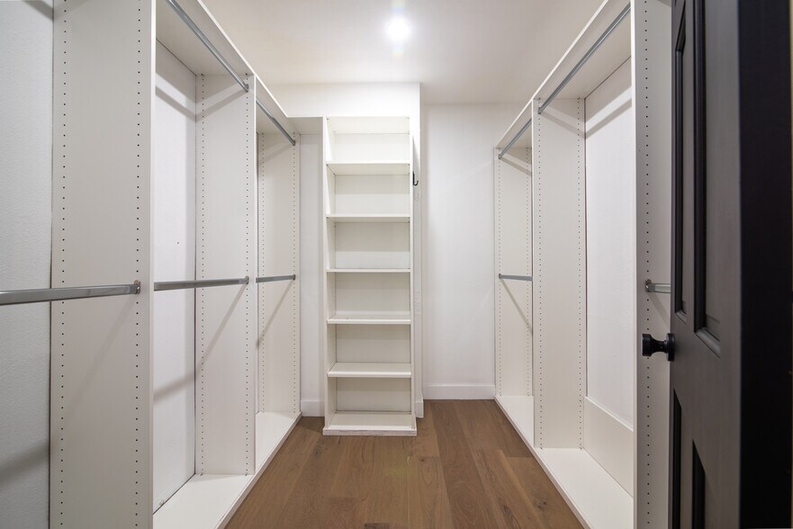 Building Photo - 9265 Thrush Way