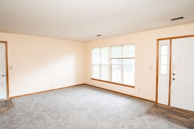 Building Photo - 2 bed 1 bath town-home in Chesterton