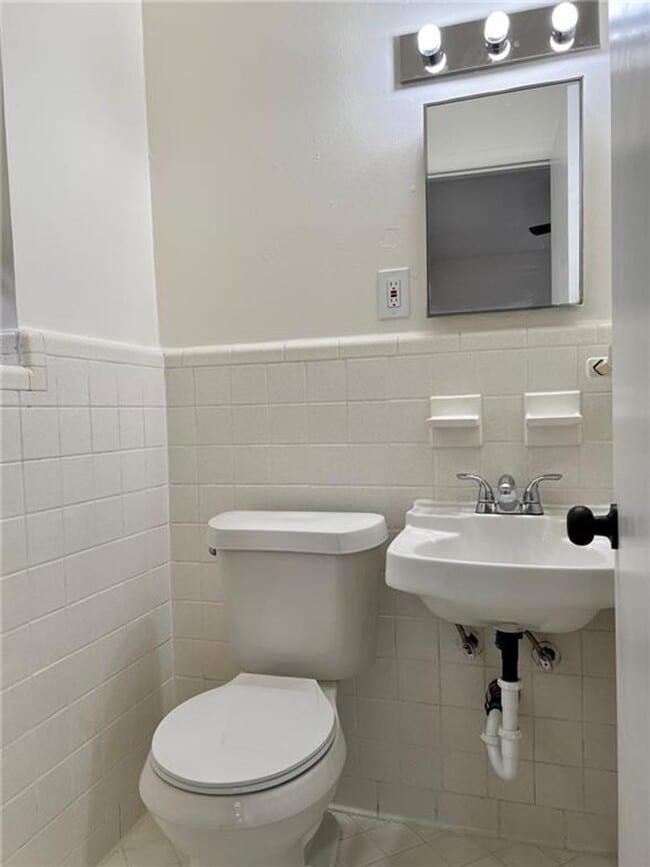 Building Photo - Super cute corner lot!