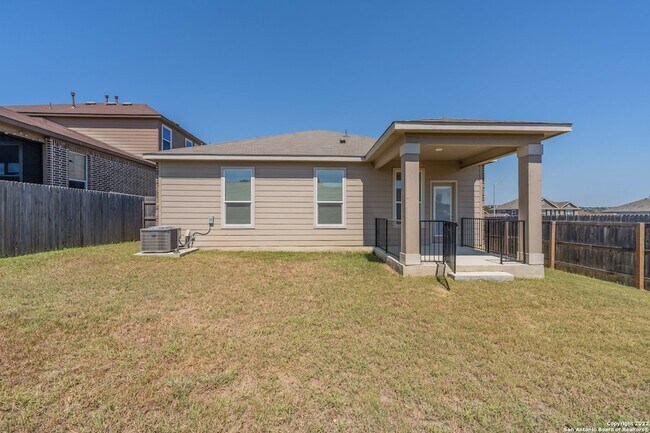 Building Photo - 3592 Vuitton