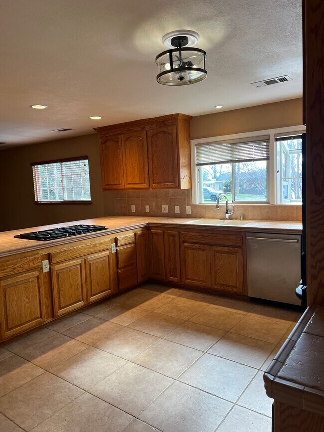 Building Photo - Welcome to this charming 2-bedroom, 2-bathroom home!