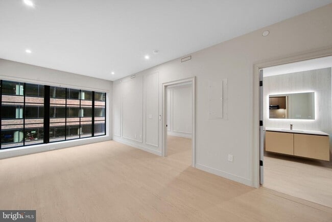 Building Photo - 2121 Ward Pl NW