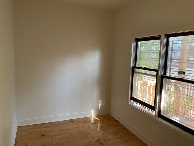 Building Photo - 4555 W Wellington Ave