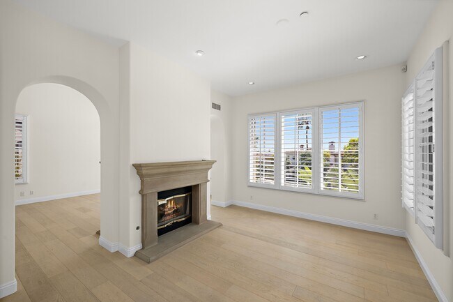 Building Photo - 150 Sidney Bay Dr