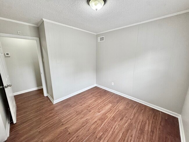 Building Photo - 2050 Sharon Ln