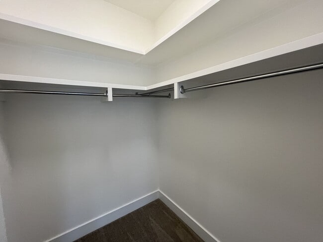 Building Photo - 2/2.5 - MODERN TOWNHOME IN THE NATIONS