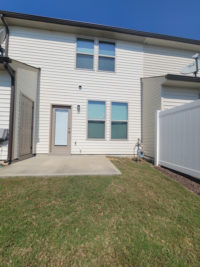 Building Photo - 4464 Middletown Dr