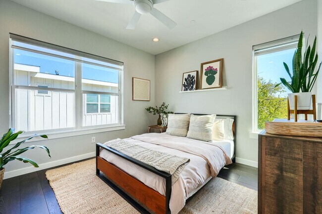 Building Photo - End Unit Townhome
