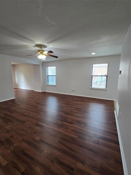 Building Photo - 1124 Hyde Park Dr