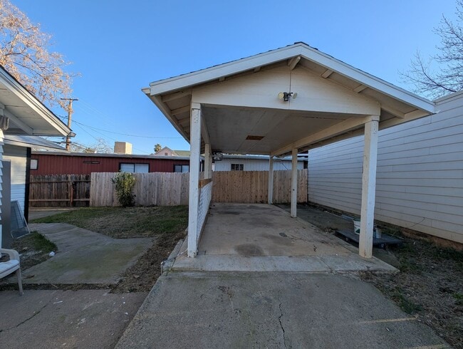 Building Photo - Two Bedroom House Downtown near Shasta High School
