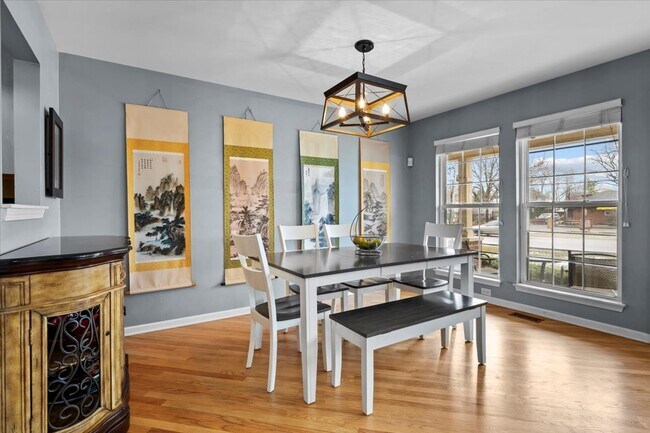 Building Photo - 907 Main St