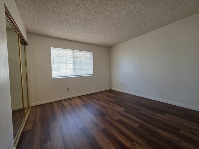 Building Photo - Charming 2 bedroom condo