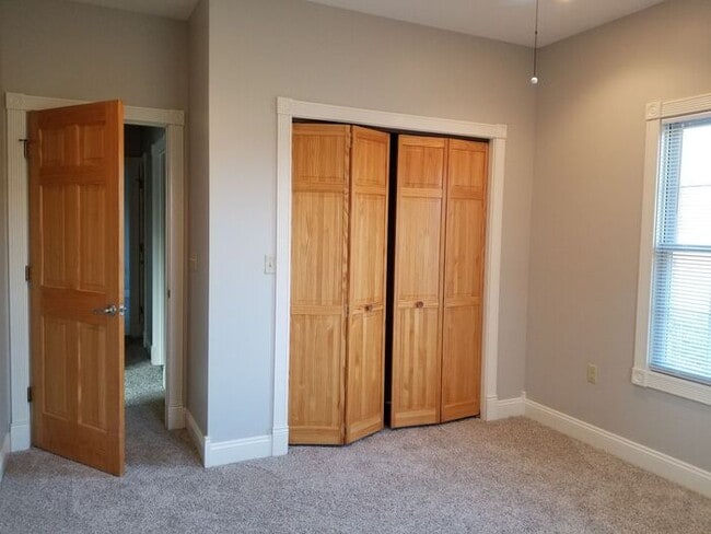 Building Photo - Large Duplex Overlooking Idle Creek