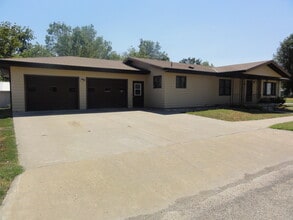 Building Photo - Great Home in Smaller Chapman Community!