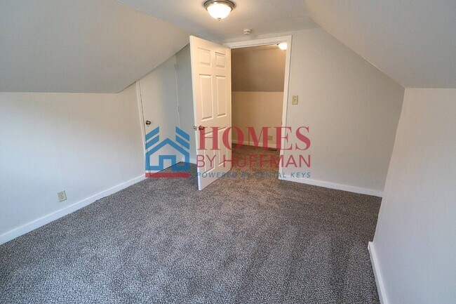 Building Photo - Three Bedroom House