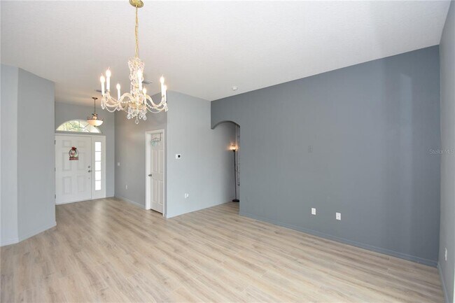 Building Photo - 2 Rae Pl