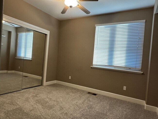 Building Photo - Lincoln Crossing 6 bedroom home with new carpet!