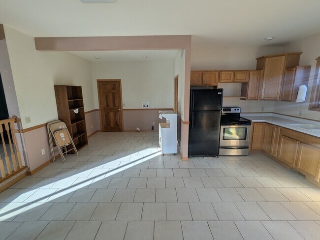 Building Photo - 136 Main St