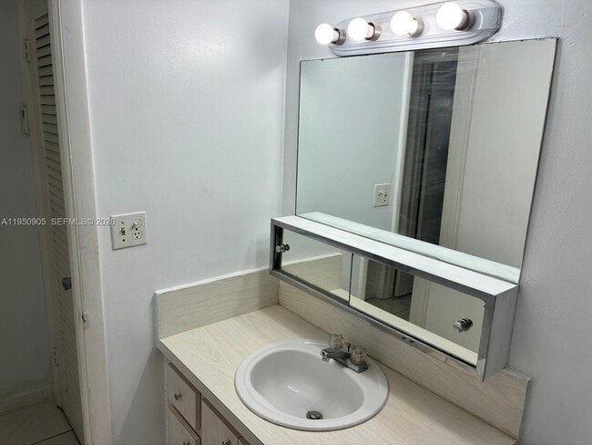 Building Photo - 1450 NE 191st St