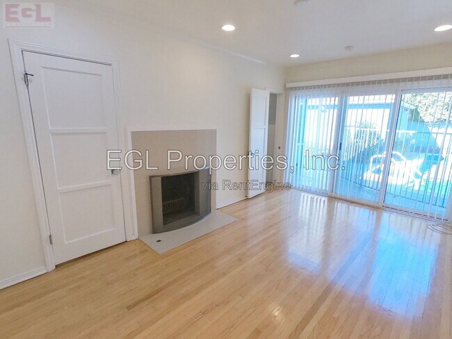 Building Photo - 10749 Wellworth Ave