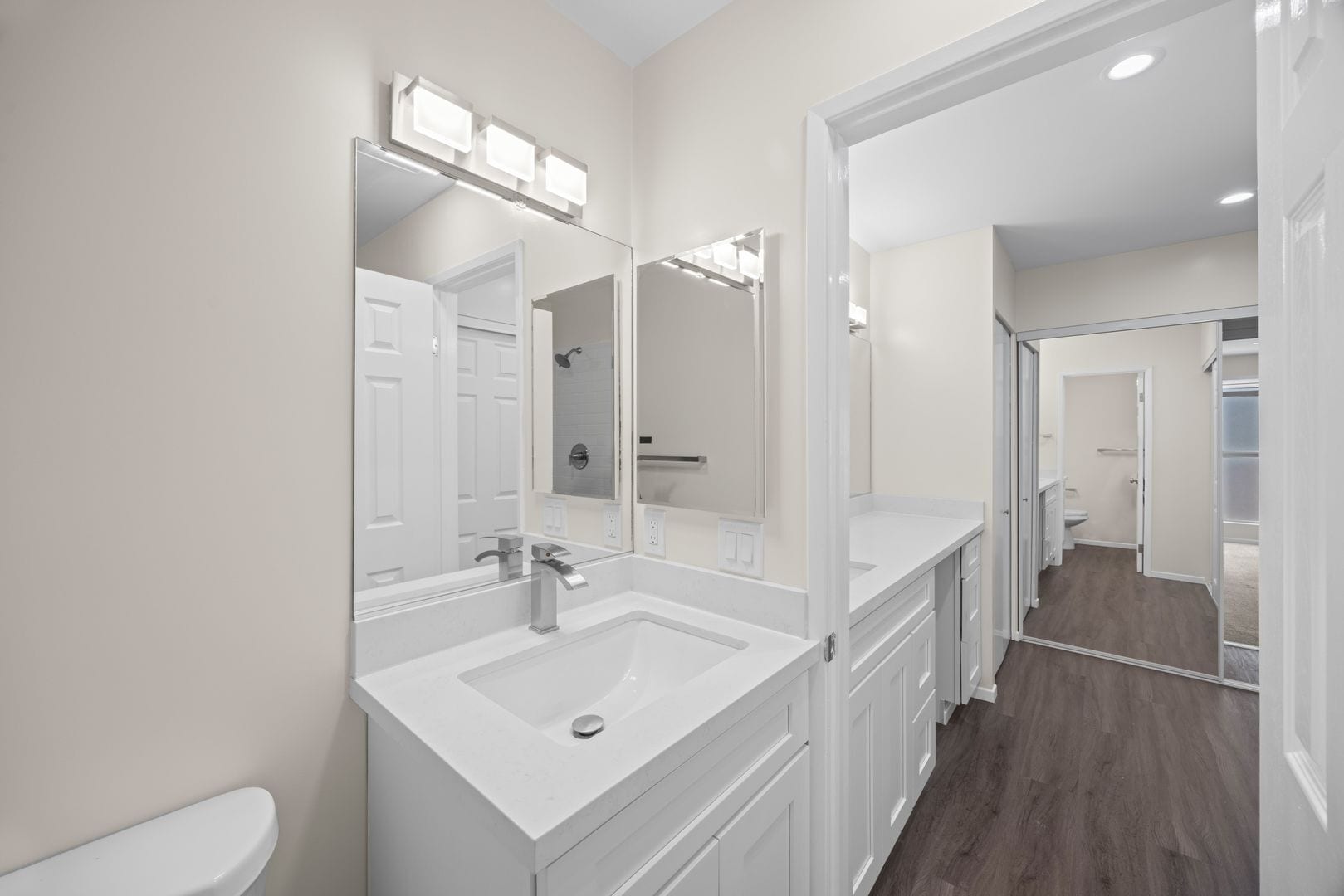Building Photo - Resort-Style 2-Bed, 2-Bath Condo with Lake...