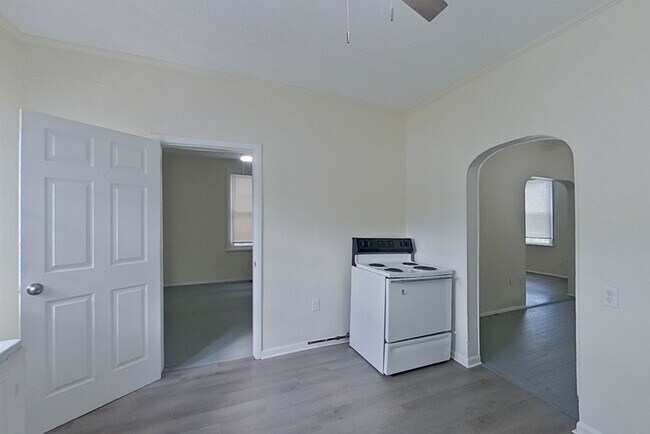 Building Photo - 1473 Thomas Ave