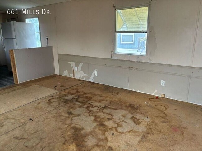 Building Photo - 661 W Mills Dr