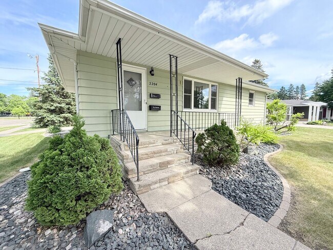 Building Photo - Spacious 4 Bed, 2 Bath Home – Perfect for Families or Roommates