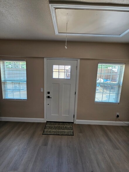 Building Photo - 2020 Oakmeadow St
