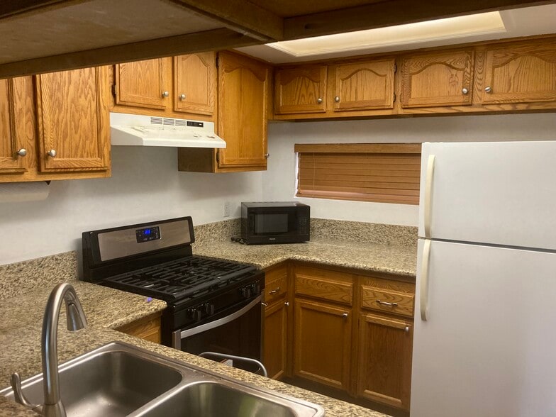 Building Photo - 550 Orange Ave