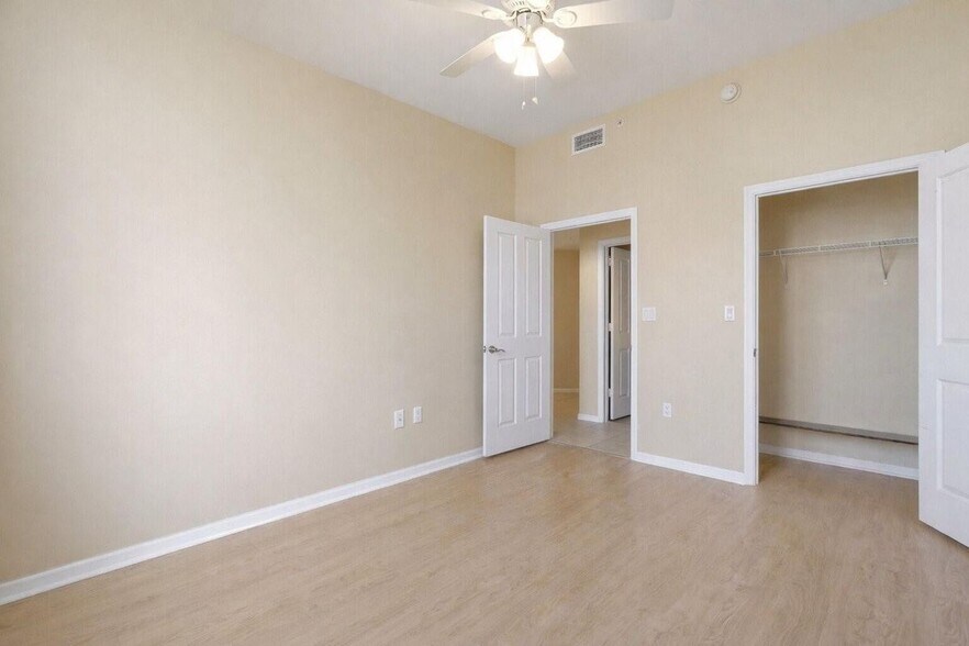 Building Photo - 511 SE 5 Ave