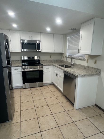 Primary Photo - 865 W 8th Pl
