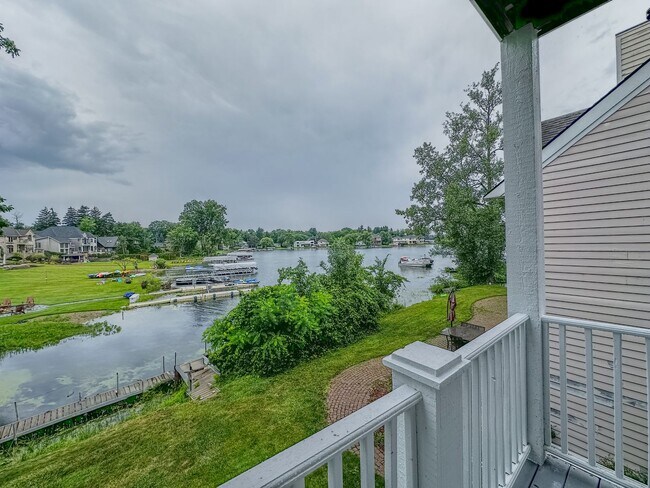 Building Photo - Lakeside Living!