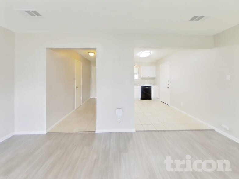Building Photo - 1721 Oak Tree Dr