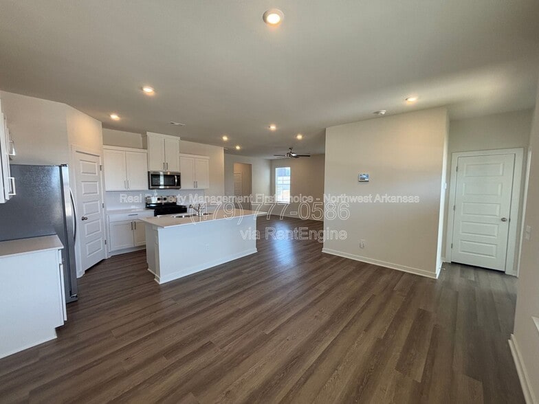 Building Photo - 4802 W Planetree St