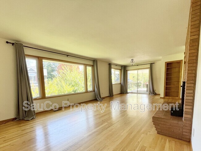 Building Photo - 5751 NE Lisbon Way