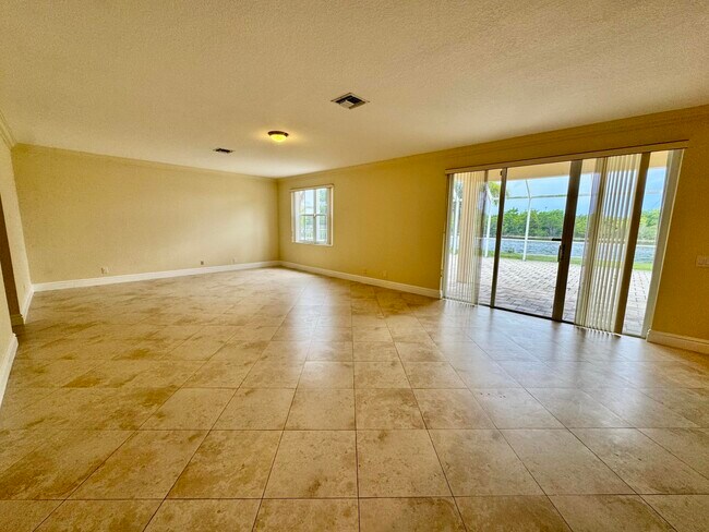 Building Photo - 898 Tulip Cir