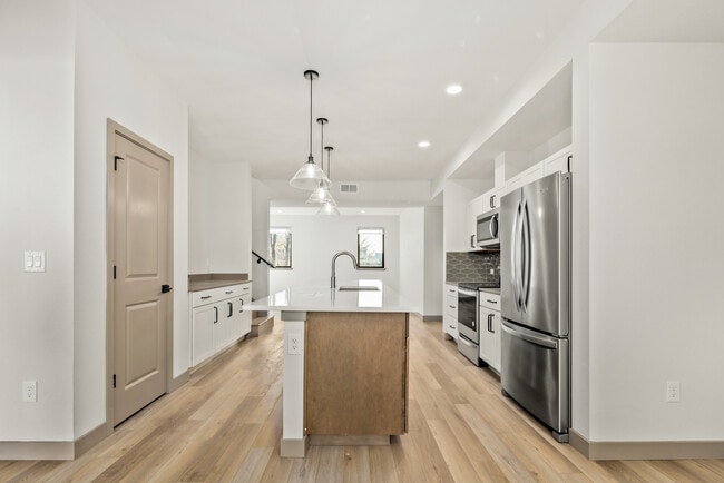 Building Photo - 1390 Pierce St