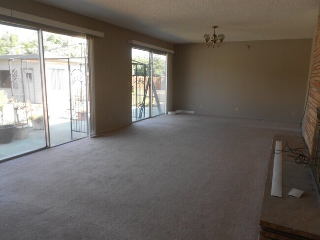 Building Photo - 3 bedroom 1 1/2 bath home located in Gridley